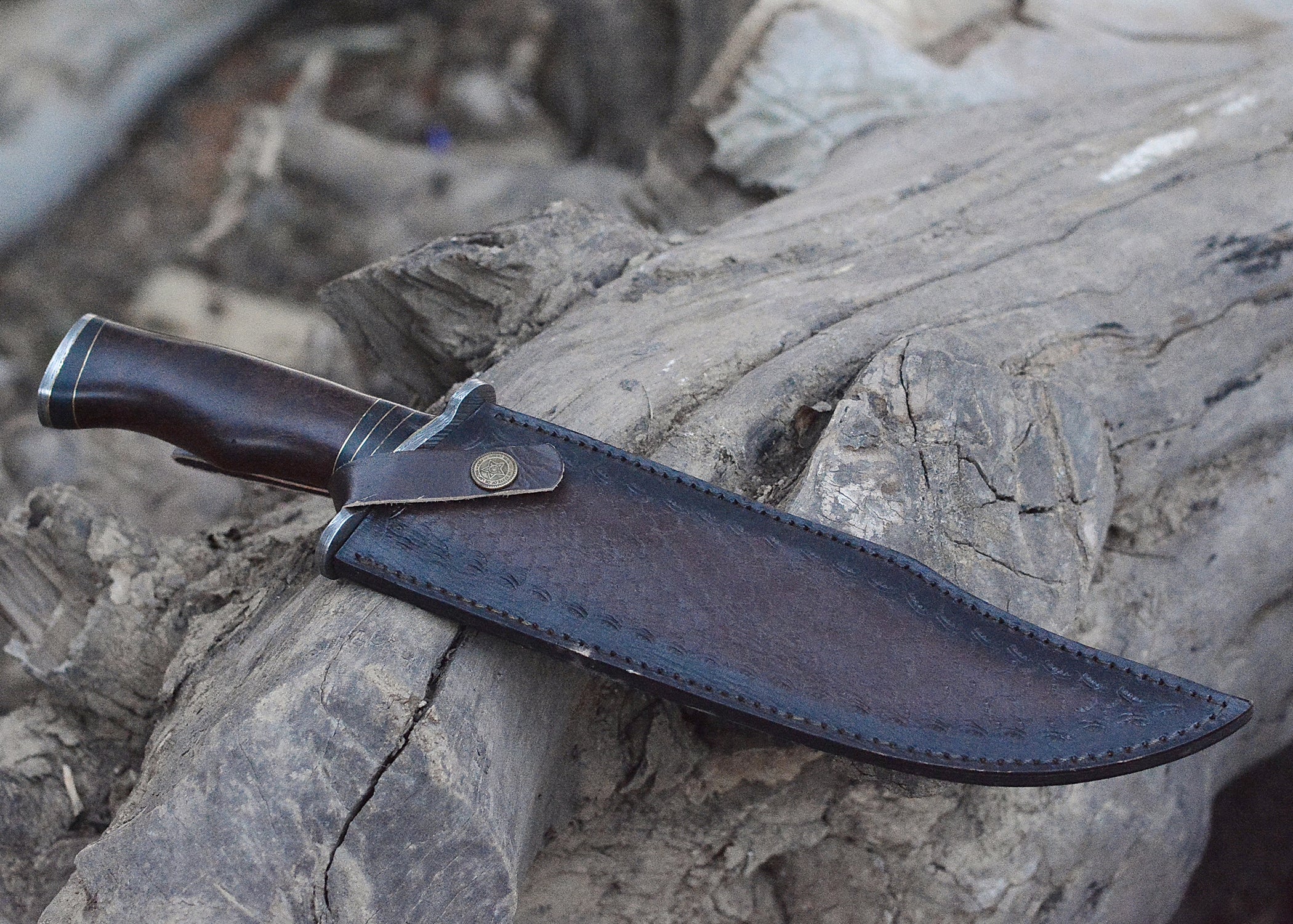 Shadow Pattern Bowie – Damascus Steel Bowie Knife with Deep Fuller & Hardwood Handle {FREE GIFT}