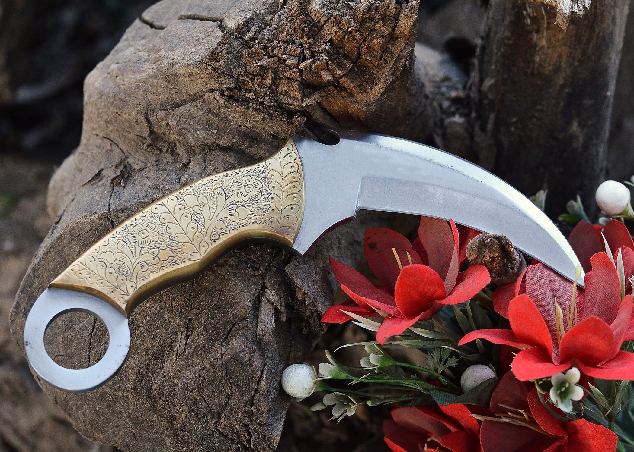 Royal Talon Karambit – Satin Curved Blade with Engraved Golden Handle & Finger Ring Grip {FREE GIFT}